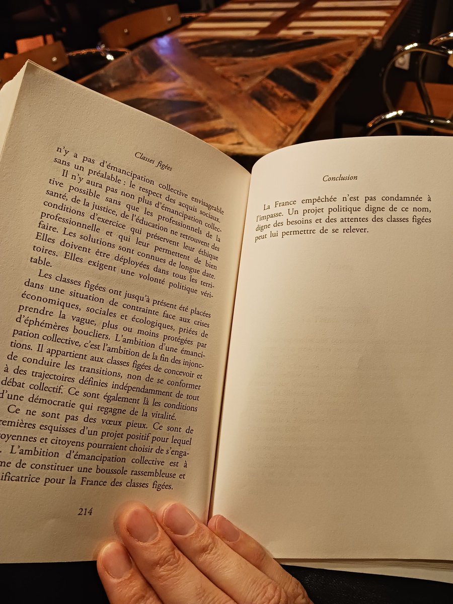 Dernières pages de "classes figées" je partage l'espoir porté brillamment par <a href="/AgatheCage/">Agathe Cage</a> d'un horizon d'émancipation pour les classes populaires contre le désespoir et le determinisme, et l'attente d'un ressaisissement de la gauche. Y a sans doute des alliances possibles:)
