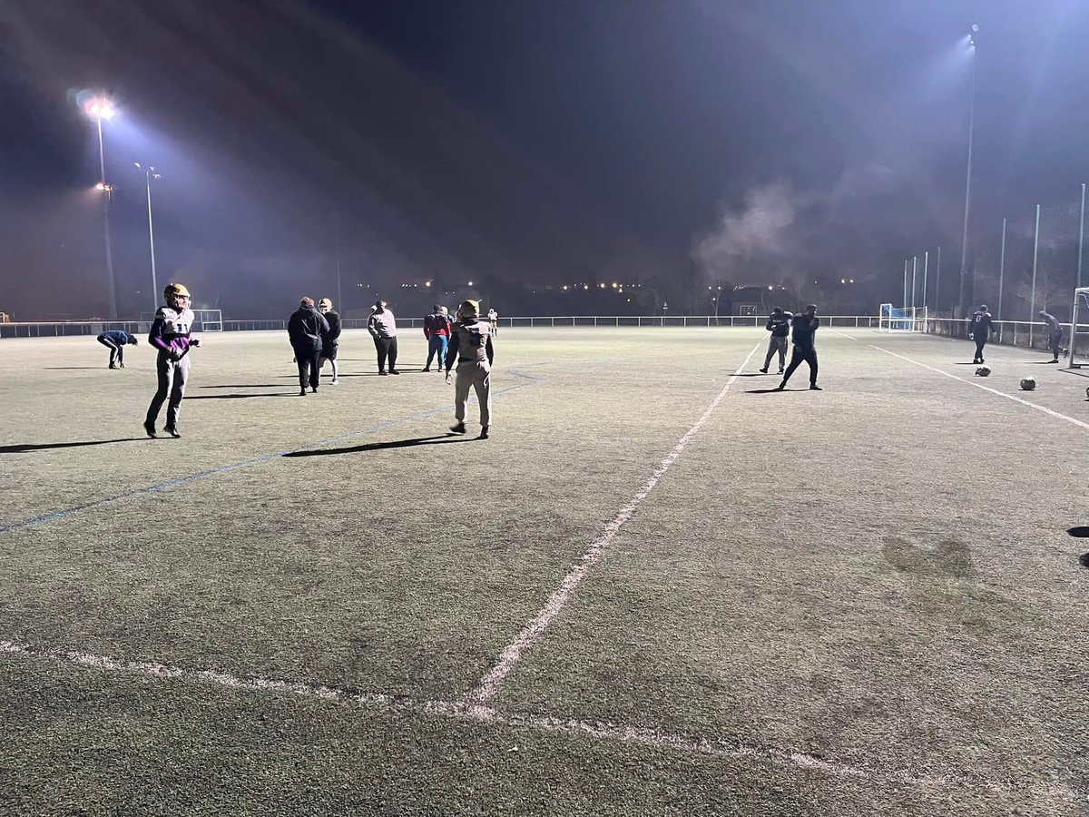 QuarksFootUs91's tweet photo. Reprise hier soir pour nos SENIORS et ce matin pour la section FLAG JEUNE… La blancheur hivernale n’a pas vaincu leur motivation 💪🔥 https://t.co/OwXpfsXC5Z