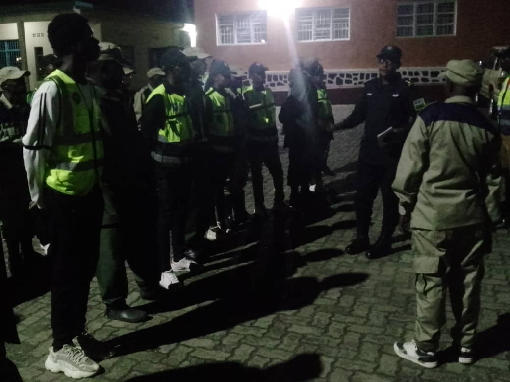 YouthMusanze's tweet photo. @RwandaYouthVol1 Muri @MusanzeDistrict mu masaha y'ijoro bafatanyije na @Rwandapolice kubufatanye n'irondo ry'umwuga bakomeje irondo mu rwego rwo gukomeza kwicungira umutekano. 

Dukomeze gusigasira ibyagezweho Kandi Youth Volunteers Musanze twiyemeje kwitangira Igihugu cyacu 👌 https://t.co/2qOtzQsN0x