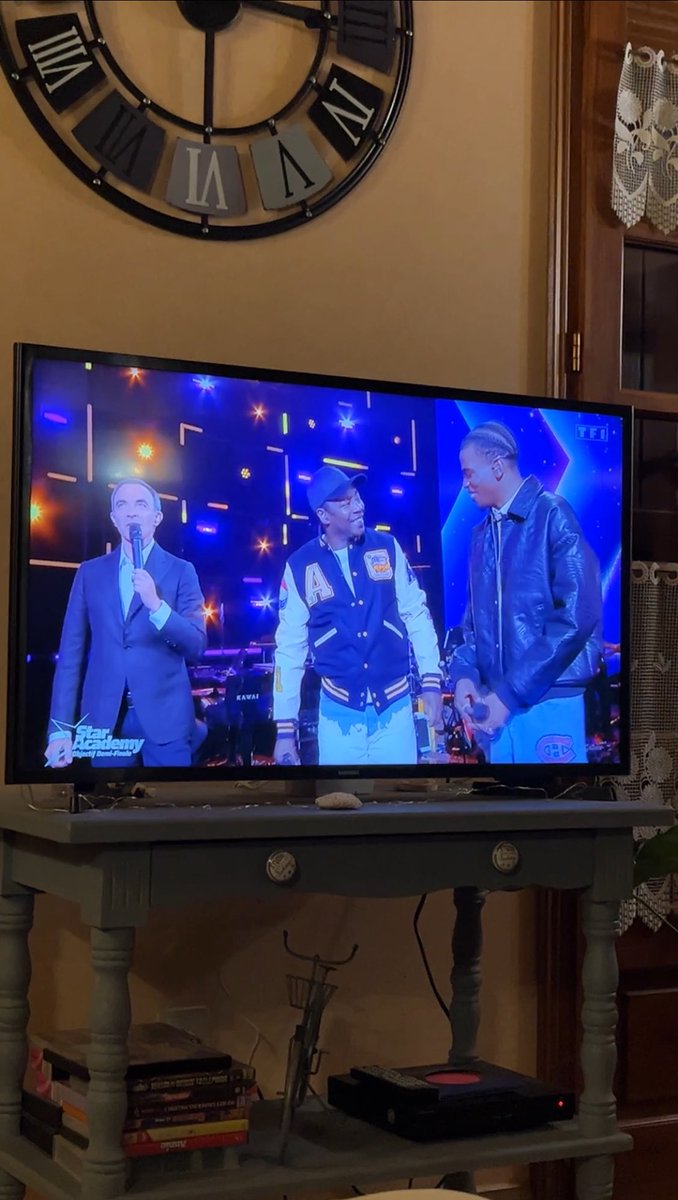 Franck de la #StarAcademy avec le logo du #MontrealCanadiens sur son jean !! 😮 #gohabsgo  🏒