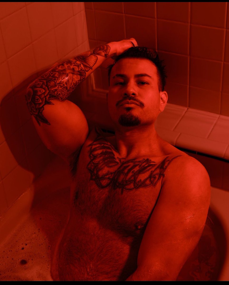 williamXXXAz's tweet image. Late night feelings 🪩 💔 🍾