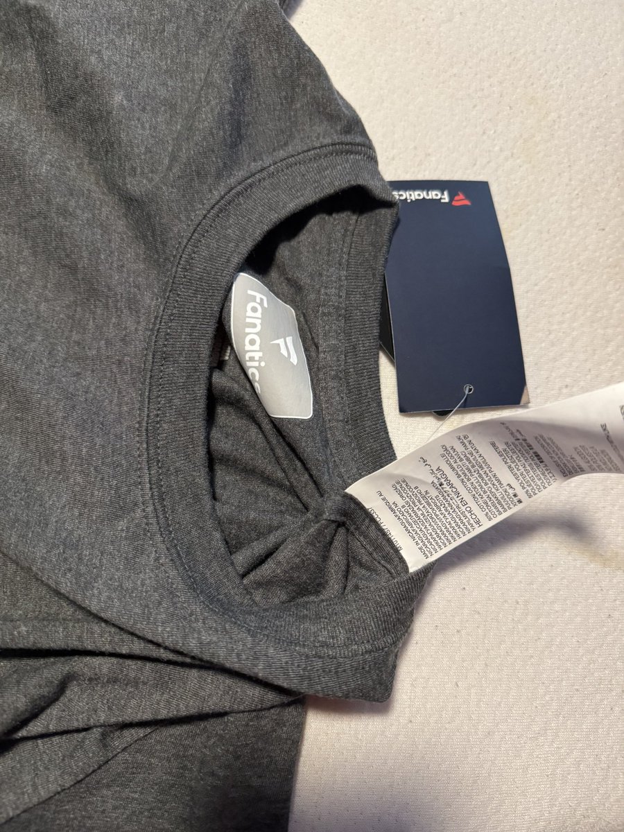 nkreibich's tweet image. Dear @Fanatics Who puts a gigantic a$$ tag in the shoulder of a tshirt? It’s not even a tear out tag. It’s sewn into the seam of the shoulder. #WhoDoesThis #ExplainYourself