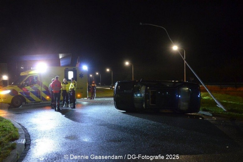 Auto op zijn zijkant na botsing in Zuidbroek