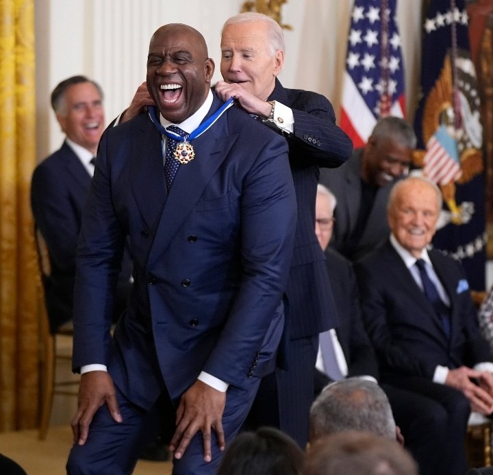 Biden galardona al <a href="/chefjoseandres/">Chef José Andrés 🕊️🥘🍳</a> con la Medalla de la Libertad, junto a Magic Johnson, George Soros, Hillary Clinton y Anna Wintour entre otros. Es el mayor reconocimiento que se concede en EE UU a un civil