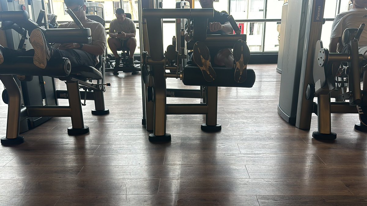 SheiRory's tweet photo. ¿Quienes más odian cuando se adueñan de las máquinas para descansar en vez de entrenar? #DeportistasAcaparadores https://t.co/T0P3oD4bCx