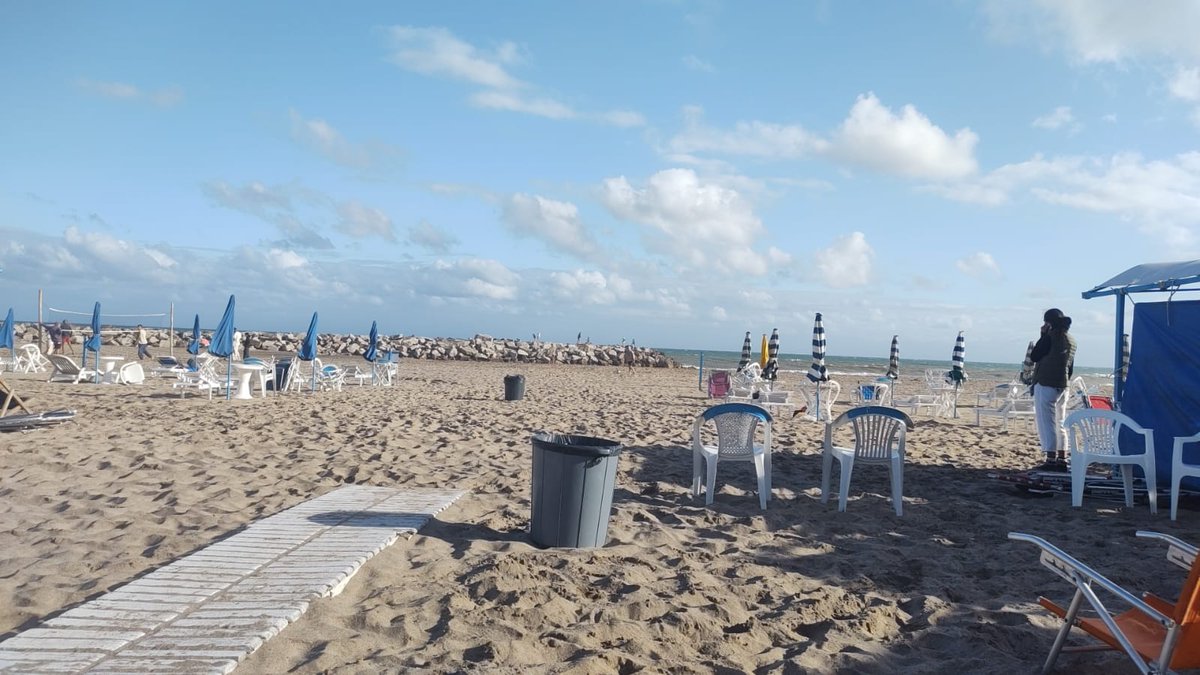 marianoobarrio's tweet photo. Empresarios gastronómicos, comerciantes, balnearios y guarda coches coinciden en que es la temporada más pobre en la costa argentina de la historia de la humanidad. Y no solo  porque se fueron a Brasil a contribuir con los dólares al compañero Lula. O a Punta del Este a darle la bienvenida al zurdo Yamandu Orsi. O a Chile a disfrutar del socialismo de Boric. Sino porque en la costa falta la clase media esa que gana 1100 dólares y para el Mesías es un éxito. Porque en la costa la casa te sale 1000 dólares como barata y la carpa 600. Comer afuera barato 20 dólares x persona. La dolarización está en los precios y no en los sueldos. El golpe más brutal a la clase media de toda la historia de la humanidad.