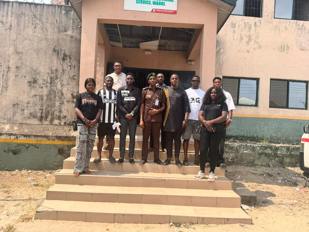 HavenFoundatn's tweet photo. Haven 360 Foundation's President visits Warri Correctional Center, bringing hope & empowerment to inmates! Committed to sponsoring 60+ inmates for exams & driving positive change in the region #Haven360Foundation #TransformativeImpact #HopeForAll https://t.co/6YzOyVVLkZ