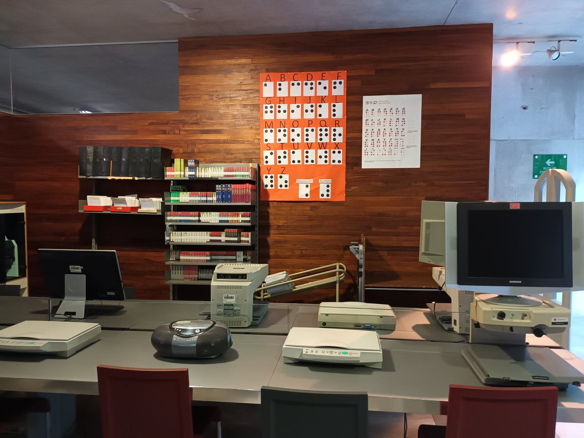 #BrailleDay 
Le Braille, alphabet universel permettant l'inclusion et la participation de toutes et tous, comme ici à la magnifique bibliothèque Vasconcelos de Mexico <a href="/VSCLS/">Biblio Vasconcelos</a>, qui rend accessible ses ouvrages aux personnes aveugles par le Braille.