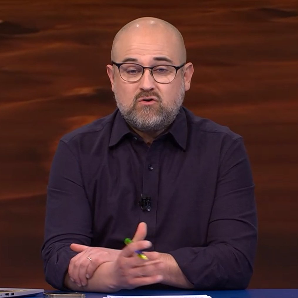 Chacho Marc, no te pongas nervioso que lo haces espectacular, como siempre, y no te toques las gafas 😹😹😹

#dakarRTVE4ene