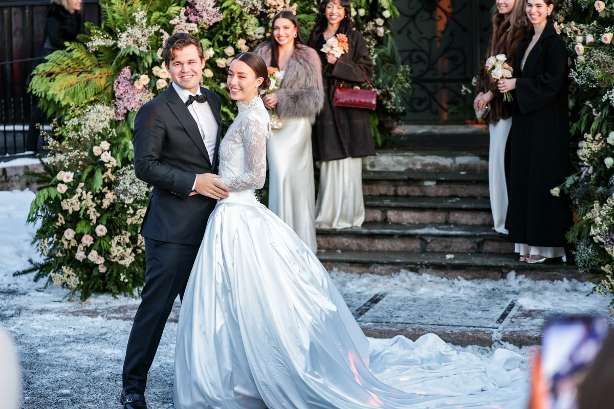 Chessminds247's tweet photo. A brilliant queen capture by Magnus Carlsen!

Congratulations to Magnus and Ella 💍

©️ 📷https://t.co/m4NOuPzAbA https://t.co/k1pvQncesq