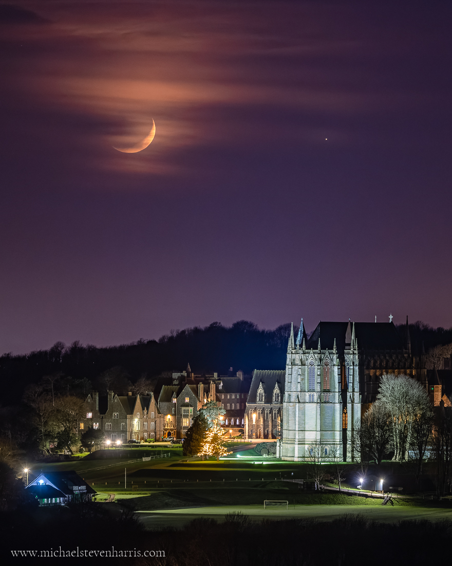 The Moon and Venus conjunction  above Lancing College 🌙✨

Timelapse on my Insta post:  instagram.com/michaelstevenh…

#Brighton #bbcsoutheast #WexMondays #fsprintmonday #ThePhotoHour #Sharemondays2024 #moon #venus #conjunction