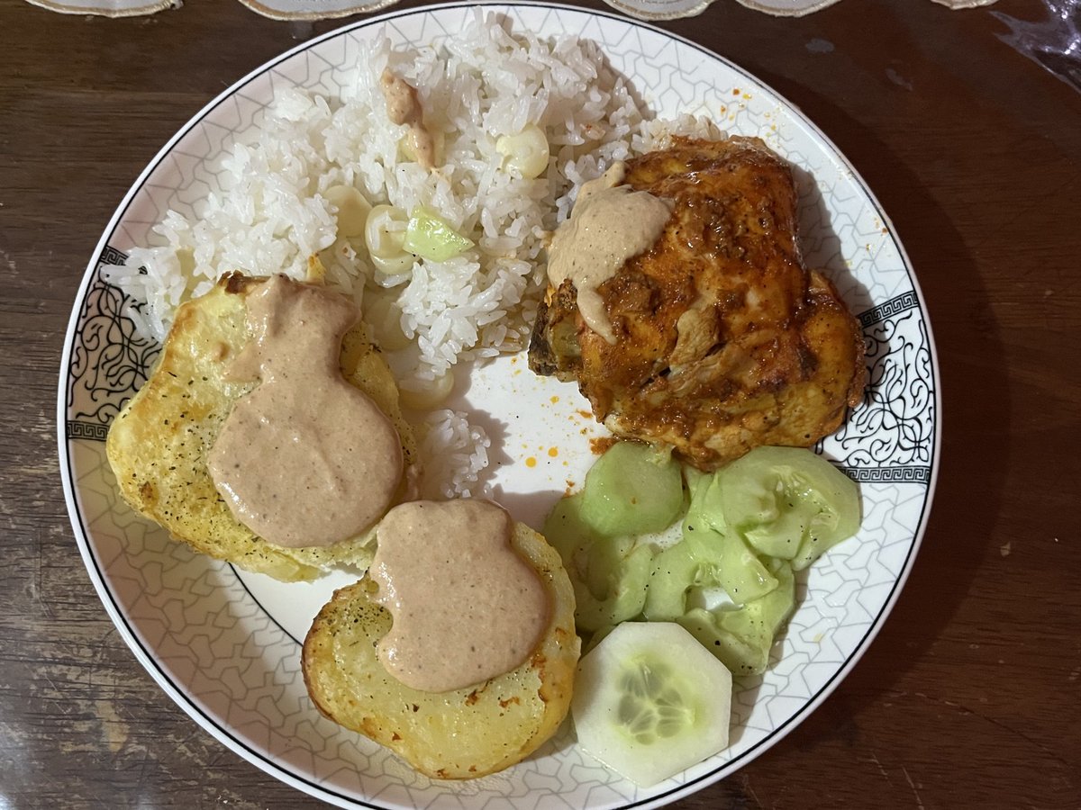 Poll al horno con papa sancochada y crema d rocoto + habia mas ensalada d pepino solo q lo puse en otro platoo