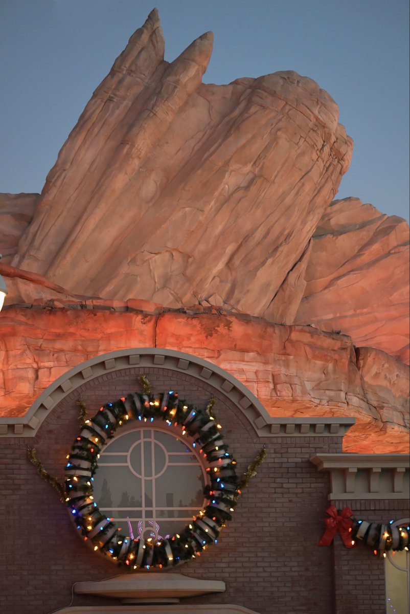 mistereeyore1's tweet photo. A Christmas-time sunset in Cars Land. https://t.co/Ln9Uf6TpeG