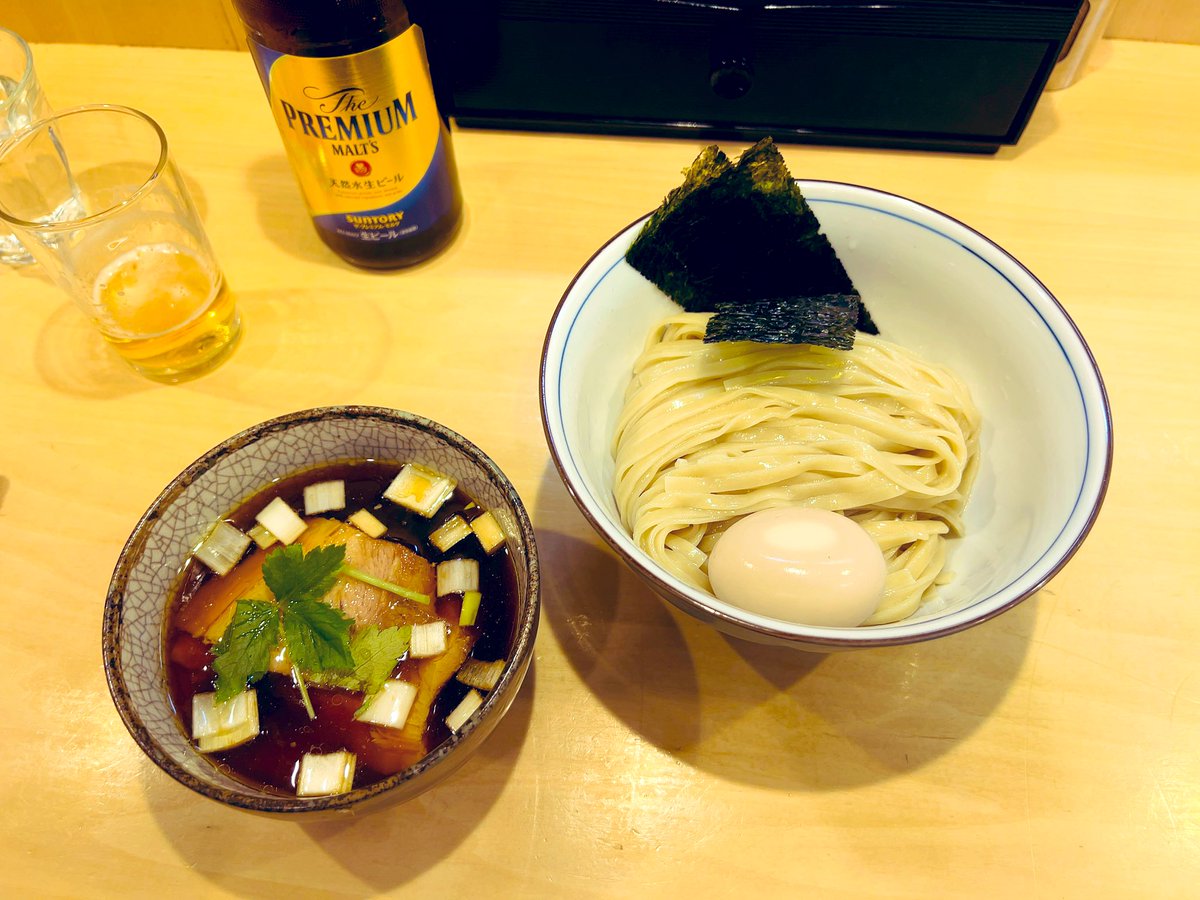 MR_llGarcons's tweet photo. THE 魯山人 de 軍鶏 最高デス🌟

キレとコクと脂の旨さ🤤
軍鶏と魯山人の成せる美味さかねェ〜☺️
平打ち麺超チュルルでややもっちり
ほろ〜とろ〜と蕩ける肉😋

じゅわ〜と出汁が漂うスープ割り🤤
にエロ玉割っ���入れグッちょ

麺庭 つむぎ 南林間
特製New Year軍鶏そば 醤油 つけそばver. 🍺 https://t.co/O3YCRU6e2W