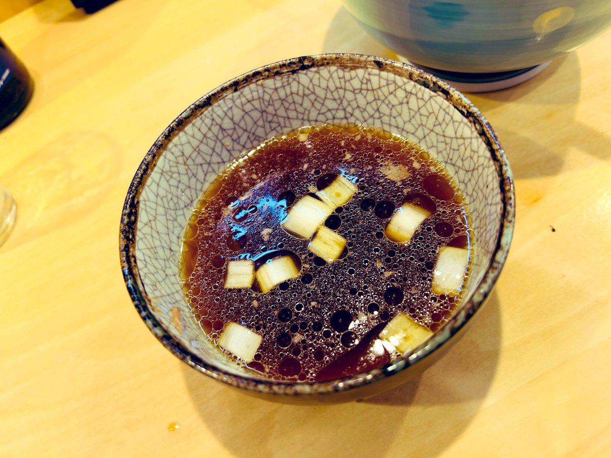MR_llGarcons's tweet photo. THE 魯山人 de 軍鶏 最高デス🌟

キレとコクと脂の旨さ🤤
軍鶏と魯山人の成せる美味さかねェ〜☺️
平打ち麺超チュルルでややもっちり
ほろ〜とろ〜と蕩ける肉😋

じゅわ〜と出汁が漂うスープ割り🤤
にエロ玉割っ���入れグッちょ

麺庭 つむぎ 南林間
特製New Year軍鶏そば 醤油 つけそばver. 🍺 https://t.co/O3YCRU6e2W