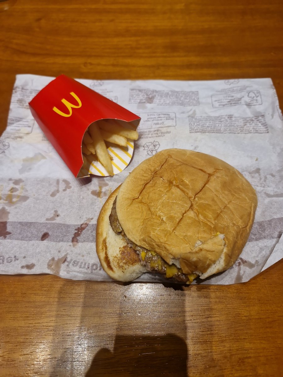 Esse foi o cheeseburger vendido pelo <a href="/McDonalds_BR/">Méqui</a> de Ubatuba. Nunca vi algo tão horroroso. #mclanchefeliz