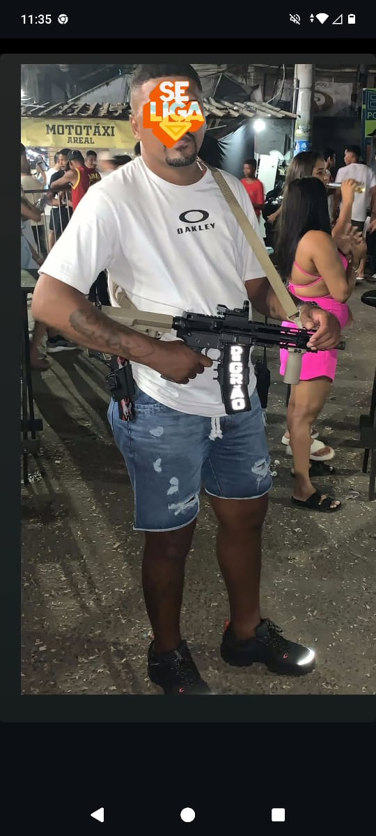 Esse é o Bilu, ex-bandido do TCP, que pulou para o CV, milícia do Batman, Zinho, Tandera e Macaquinho. Viu que estava passando fome, virou bucha do Pezão e tentou voltar para o comando, mas o CV não aceitou, pois não é confiável, além de o Varão oferecer grana pela sua cabeça.