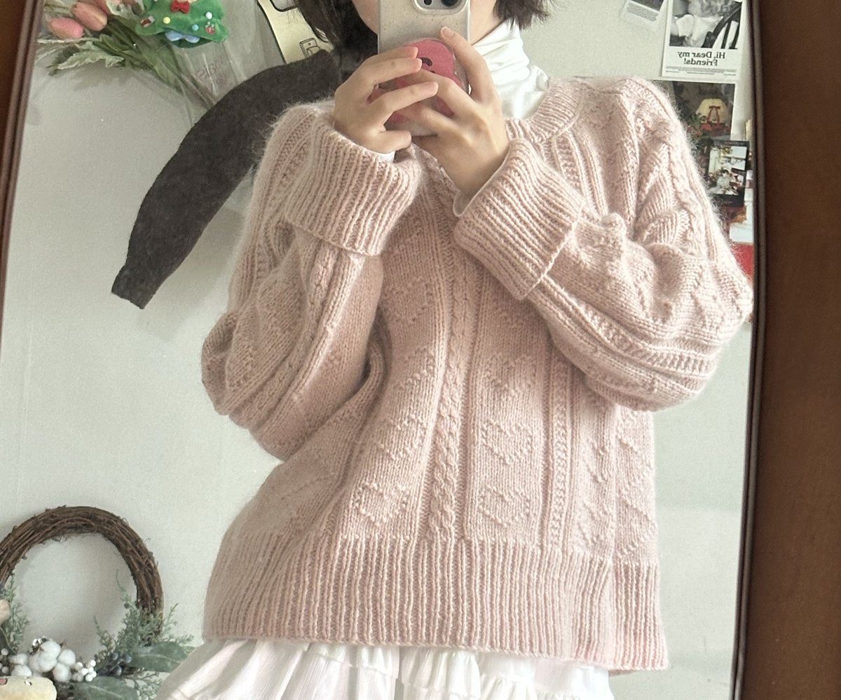 #FO 
Sweet gift of love sweater 
🧶 스우니팅하우스 스모어 오트핑크+크리미 애프리콧 
🪡 4.5mm 4mm 넥 3.5mm, 2.75mm 
S사이즈 작업했어요! 
살짝(?) 틀린부분 있지만 모르는척 해주세요 감사합니다