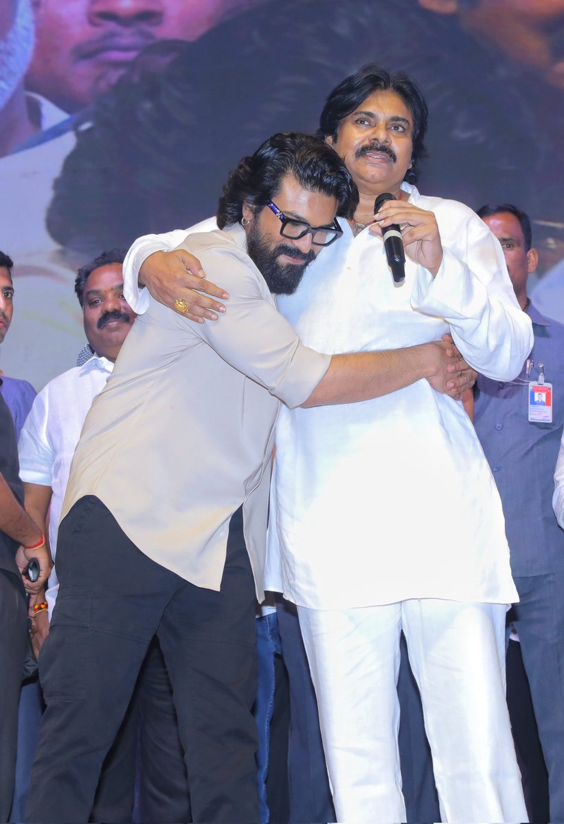 AkhilShatagni's tweet image. Babai - Abbai This Duo 😍❤️

#PawanKalyan #RamCharan
#MegaPowerEvent #GameChanger