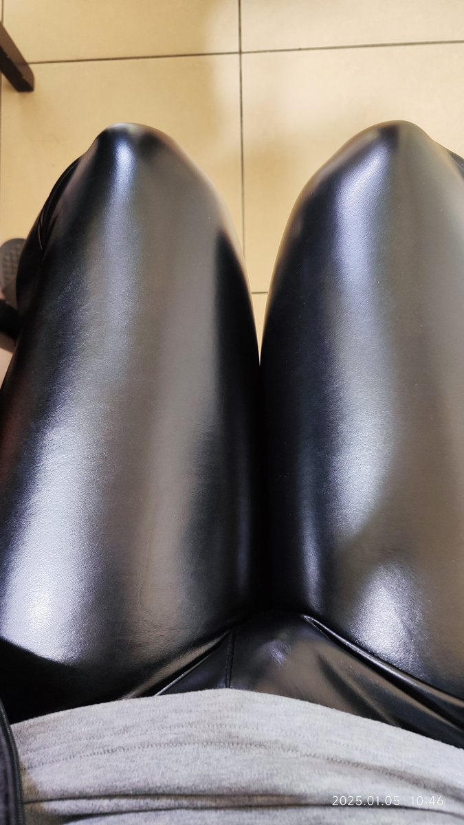 slavemiya's tweet photo. 新的一年，褲子破洞
QQ
#皮褲 #legging #踩踏羞辱 #faceslapping #高跟鞋 https://t.co/QBvcSe8vXe