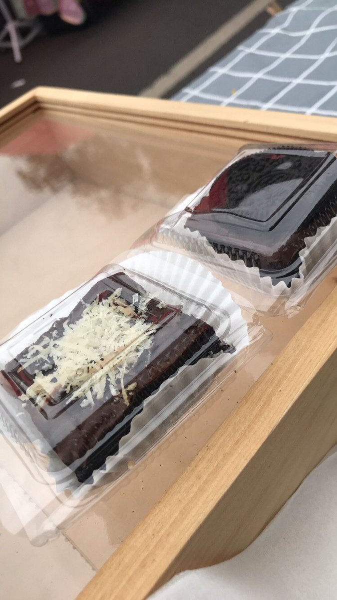 homemadebyher's tweet photo. haloo ada yg mau fudgy brownies ga ya? ngabisin sisa cfd tinggal 2 doang, 4k an bisa anter sampe kosan, bisa qris jugaa✨ https://t.co/2dDFhoAHTK
