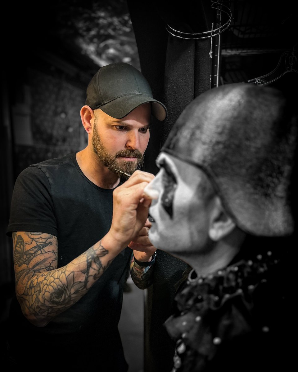 4Gelly's tweet photo. The makeup designer for Cabaret at KitKatClub shared a photo painting @adamlambert 's face   backstage for the "Money" outfit performance
Amazing!!!! 🖤
"Deep concentration while painting faces. #cabaret #kitkatclub #broadway #backstage #makeup" 
https://t.co/rw53TyTzdh https://t.co/Sc9qf5hQZA