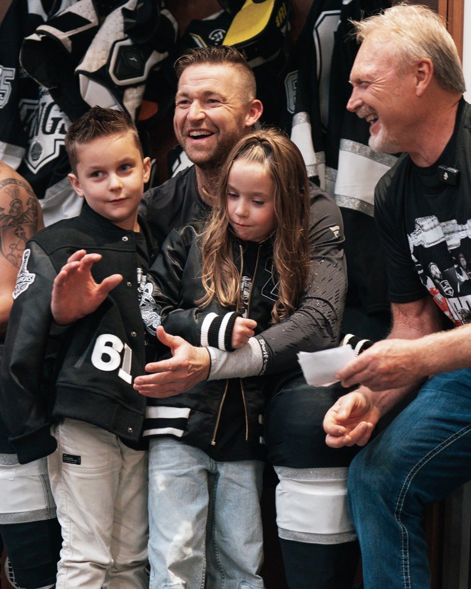 LAKings's tweet photo. Boone and Brix Lewis (with a little help from Lewy’s dad Randy) read the starting lineup for their dad’s 1000th game 🥹🖤 https://t.co/EKwd8ik34g