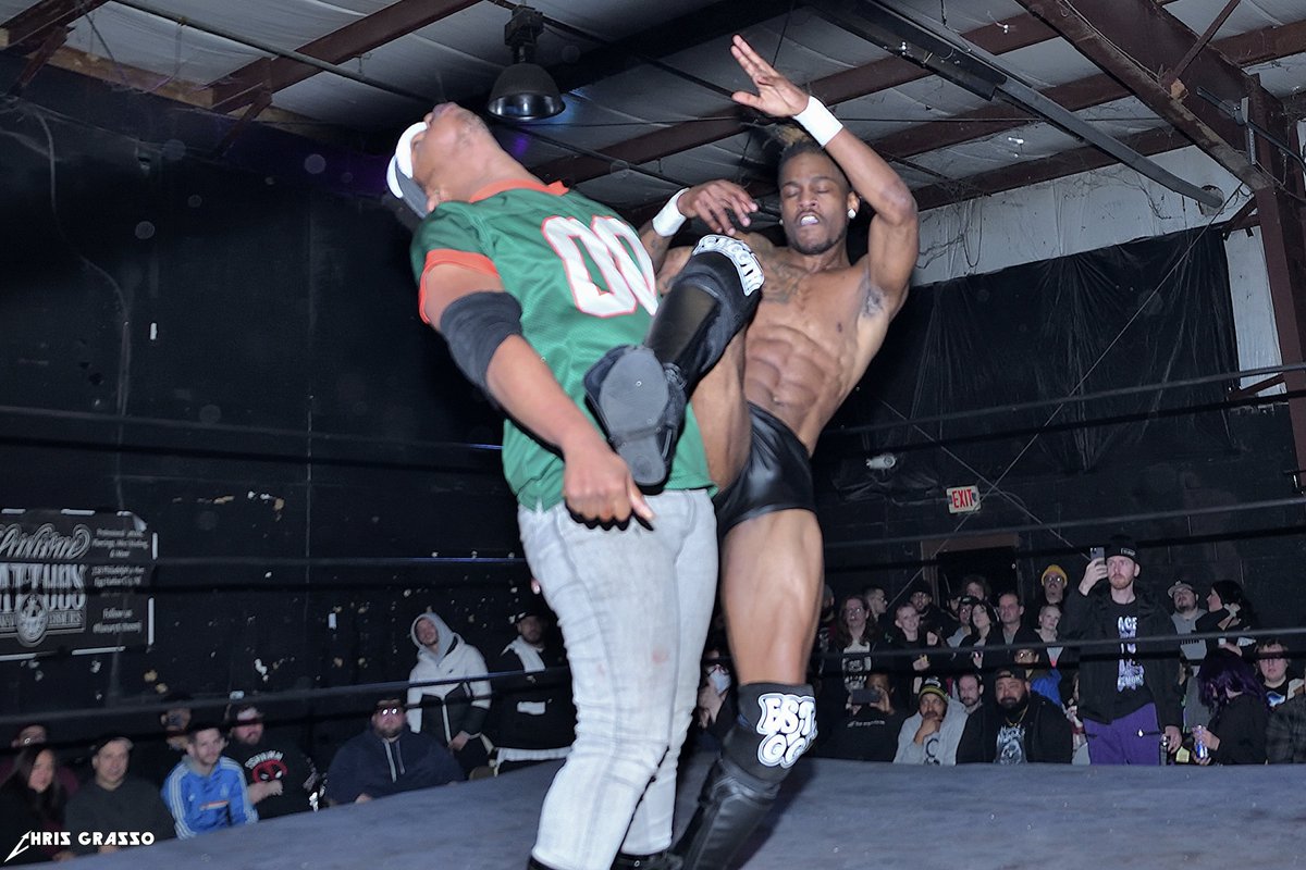 Ringsideguy's tweet photo. From @H2OWRESTLING #H2OYearEnd #Extravaganza Match 5 - H2O Tag Team Title Three Way Match #SouthStreetSurvivors @BrianNeilH2O @DuncanAleem_H2o vs. #thedropouts #NickyGrande #TonyBragz vs. #KaosCTRL #CecilioVega @AOShaunSmith

4/4 https://t.co/2h3wN0Ok7v