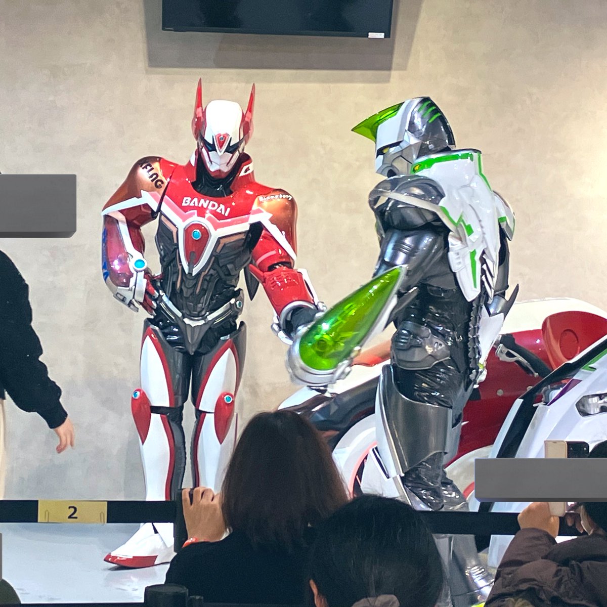 anausagi's tweet photo. ワイルドタイガーとバーナビーの握手&amp;撮影会でした！どちらもスーツ展示以外でこの近さで会うのは初めてでとても興奮した🔥(のでカフェ休憩してる)
🐯のハイタはパチ!で🐰はソ…という感じ。ひとりひとりへの対応が優しくて丁寧で楽しくて自然と笑顔になった☺️
ふたりともありがとう✨一日頑張ってね！ https://t.co/qwrO8np3rb