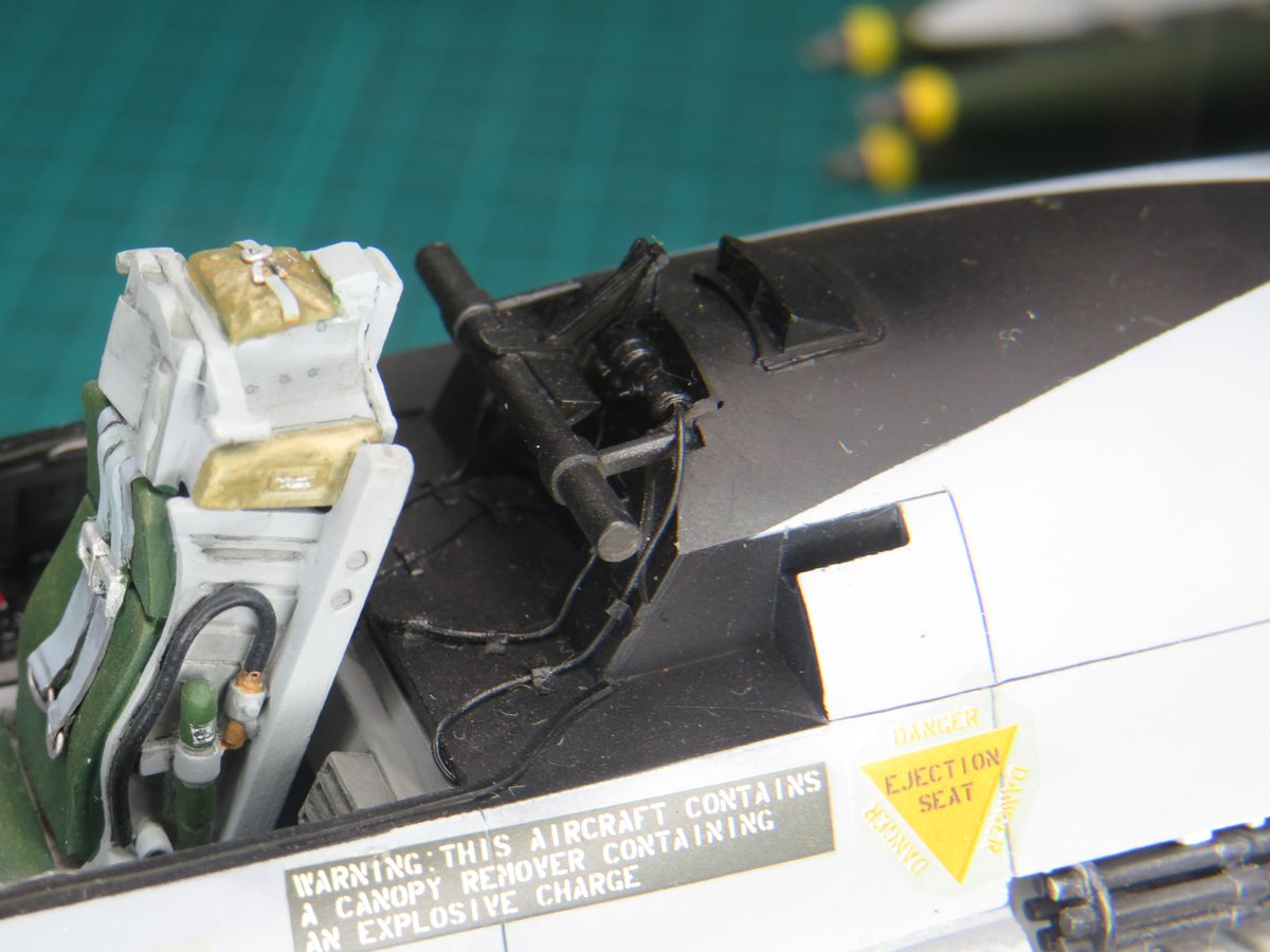 1623ma15499's tweet photo. ハセガワ 1/32 F-16A投稿の第二弾
1990年代初頭は、まだまだこんなモデリングスタイルは珍しかったので結構展示会で注目されたものです
…が昨今は、遥かに凄い猛者が超絶作品を多々発表されてるので、公開は少しショボくて恥ずかしいですが、A型は珍しいので
#F16A
#ファイテングファルコン
#ハセガワ https://t.co/KPnlZbq3E7