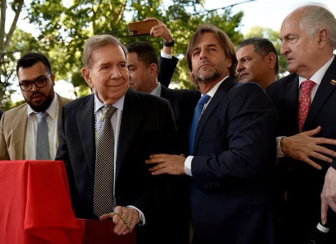 Mientras Uruguay y Argentina tienen el coraje de desafiar a la Dictadura de Maduro, Chile sigue el ejemplo cobarde de Brasil y Colombia, que con su silencio, se hacen cómplices de las violaciones de DDHH en Venezuela