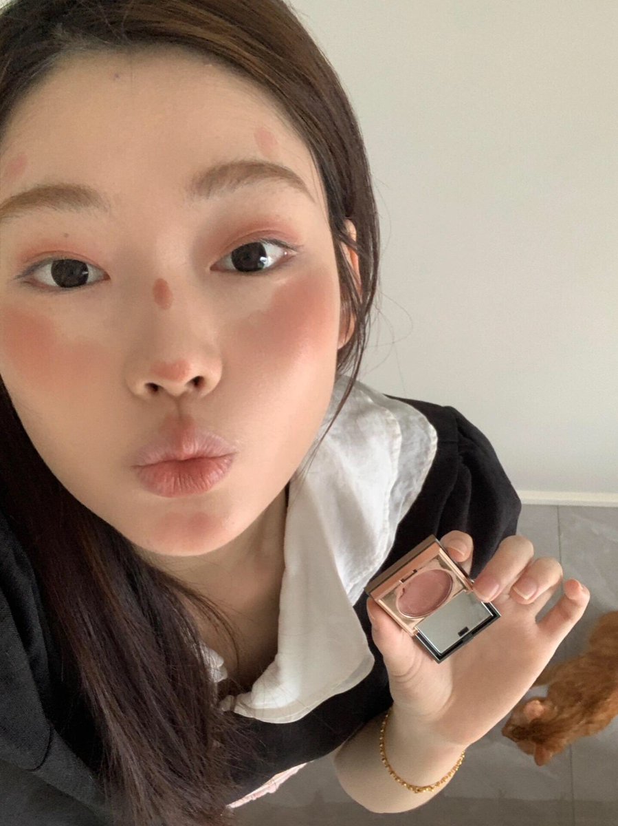 reviewchoey's tweet photo. //ซ้ำ มากกกกก ซ้ำๆๆๆๆ//

บลัชที่ พส จีนใช้กันเยอะจนเป็น viral✨ red chamber สวยมากกกกก ถ้าแต่งลุ๊ค neutral เชียร์ 3 สีนี้ ไปได้ สีชัด ติดทน ใช้ได้ทั้ง ตา แก้ม ปาก สวยม้ากกกกกกกก ทนมากด้วยย

📍พิกัด : https://t.co/A2LydHlDNe https://t.co/X9iTWka0cq