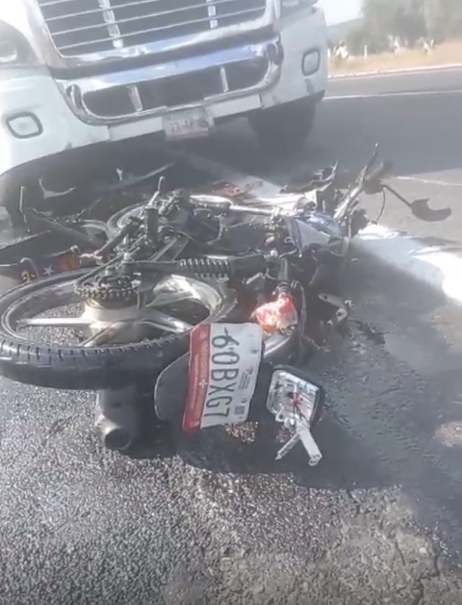 #Edomex un Tracto camión arrolló y mató a un motociclista, sobre la autopista México Tulancingo a la altura de Tepexpan antes de la caseta de cobro, dirección Texcoco.