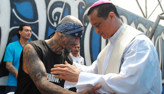 CesarMorenoOK1's tweet photo. Obispo Fabio Colindres, en sus misas habla PREOCUPADO de lo "destructivo" que serán las minerías en El Salvador, pero no habla de su protagonismo en el pacto de impunidad entre asesinos. ¿Que será mas destructivo? Curioso.