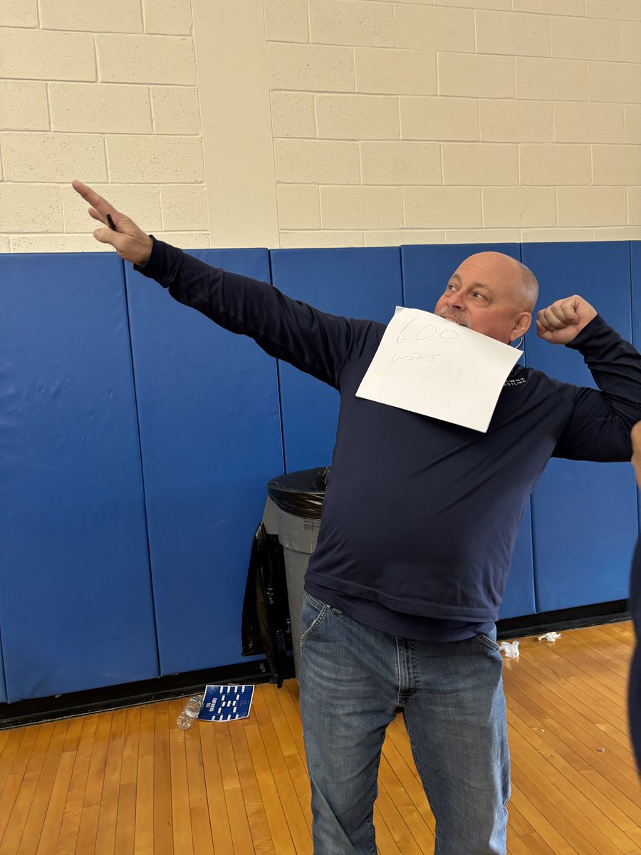 wrestlinggrhs's tweet photo. 600 wins for Gateway Wrestling – we’ll get you a nicer sign, @jrutter135. Go Gators! 💙 https://t.co/skAYU9zGZM