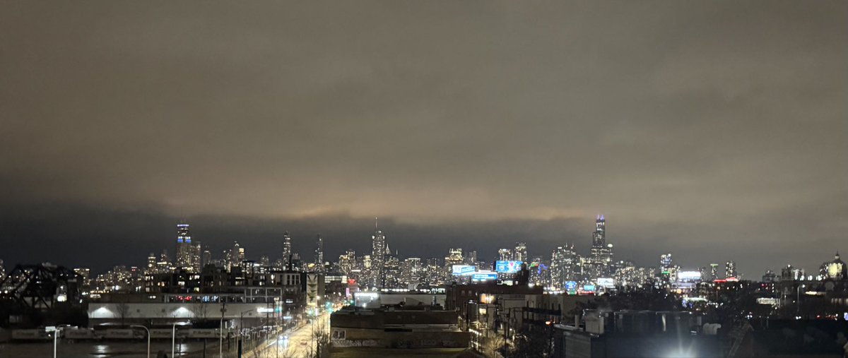 Mark_Hopper24's tweet image. I’ve lived in this building for three years and just found out on NYE that we have easy rooftop access with a cool view…whoops