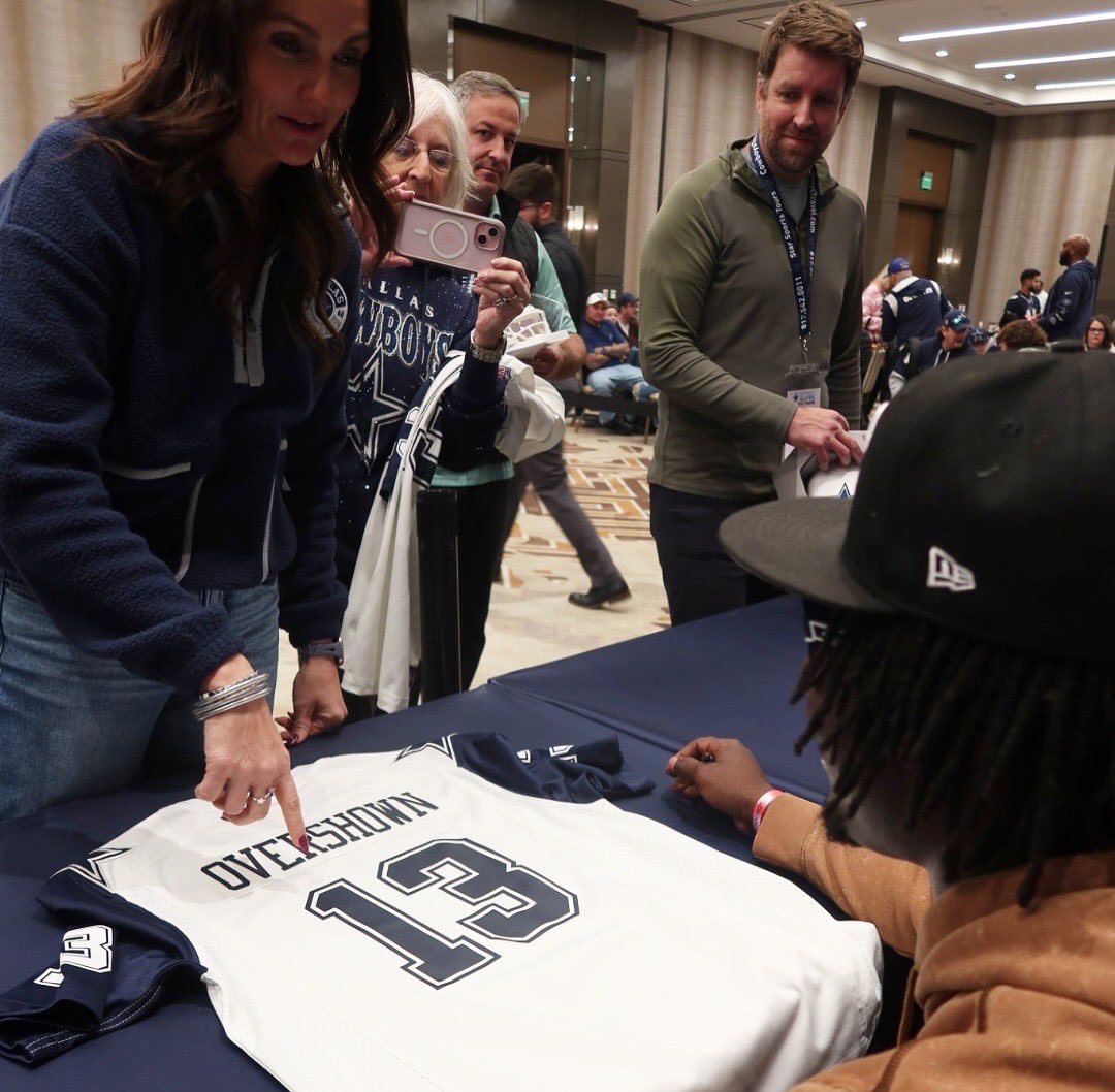 StarSportsTours's tweet photo. SUCH a pleasure to have you with us at Star Sports this season OVERSHOWN! We are hoping for a speedy recovery and looking forward to seeing you back on that field 🤩💙
#WASvsDAL
#DallasCowboys #OnlyWithSST #CowboysTravel #CowboysNation #WeDemBoyz #meetandgreet https://t.co/NEHfcj7ZtB