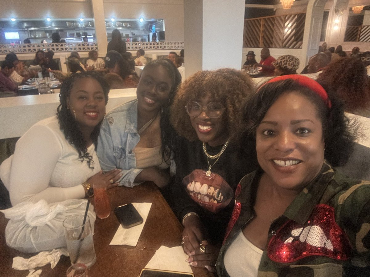 misshat2's tweet image. Always great seeing my amazing leaders in education out and about! @kimbernique @LJohnson_CA53 it’s #brunchoclock ❤️ #amazingeducators #HappyNewYear2025