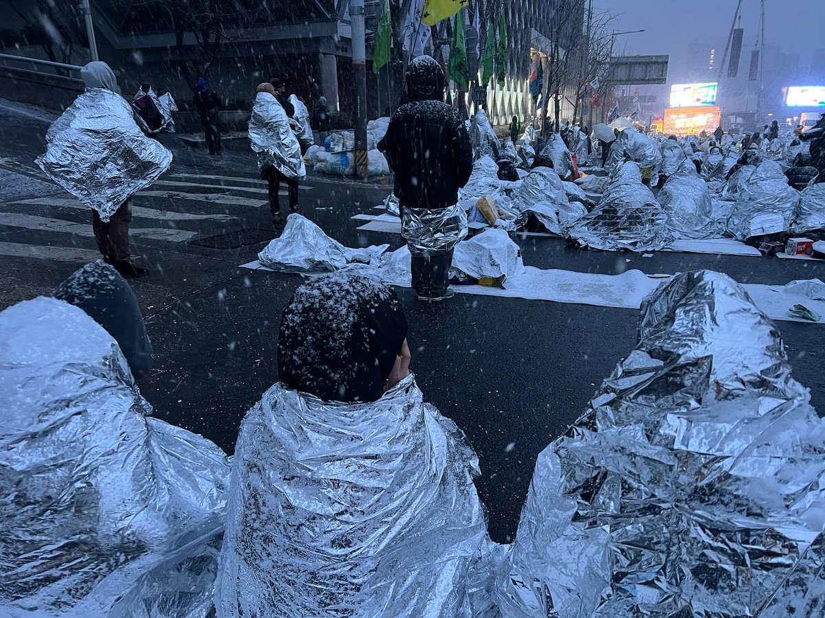 엄동설한에 무지막지한 눈에 무지개행동 동료들이 아직도 자리를 지키고 있는데, 먼저 떠나온 것이 마음이 아프다.

무지개행동 후원도 많이 필요합니다. 후원으로 마음 모아주세요!

성소수자차별반대 무지개행동, 국민
408801-01-317159