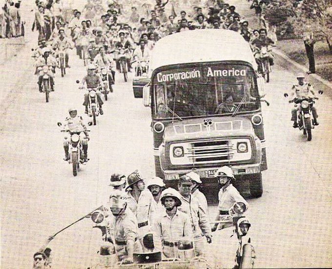 Historia de Colombia (@colombia_hist) on Twitter photo Equipo de fútbol América de Cali desplazándose por la ciudad en la década de 1980
<a href="/AmericadeCali/">América de Cali</a>
#ViajeEnElTiempo Equipo de fútbol América de Cali desplazándose por la ciudad en la década de 1980
<a href="/AmericadeCali/">América de Cali</a>
#ViajeEnElTiempo