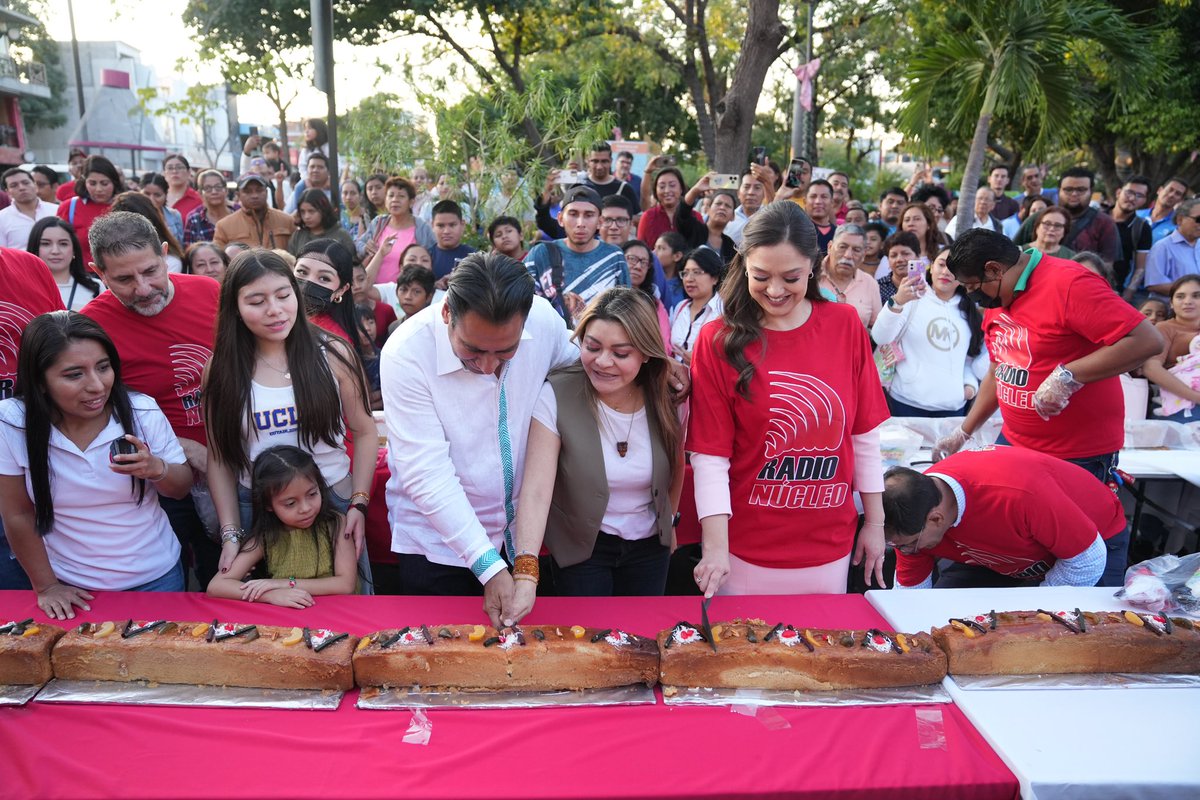 ramirezlalo_'s tweet photo. Acudí acompañado de mi esposa Sofía, mis hijas Renata y Grecia, al Parque Jardín de la Marimba, para participar en la partida de la tradicional Rosca de Reyes, un evento organizado por la familia Simán y Radio Núcleo. Fue un momento especial para compartir y fortalecer los lazos familiares, y al mismo tiempo, celebrar una de las tradiciones más esperadas por las más pequeñas y pequeños del hogar. 

Fomentar las tradiciones y la convivencia familiar es fundamental en esta Nueva ERA.