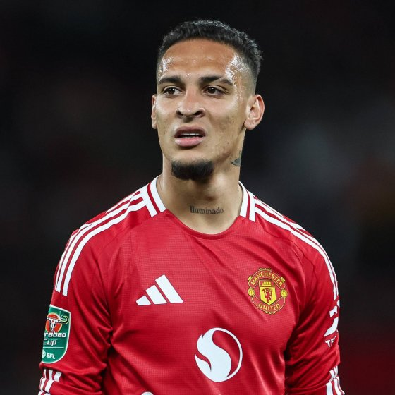 TransferNews's tweet photo. Manchester United are willing to let Antony leave on loan this month. https://t.co/0zttRLhYVX