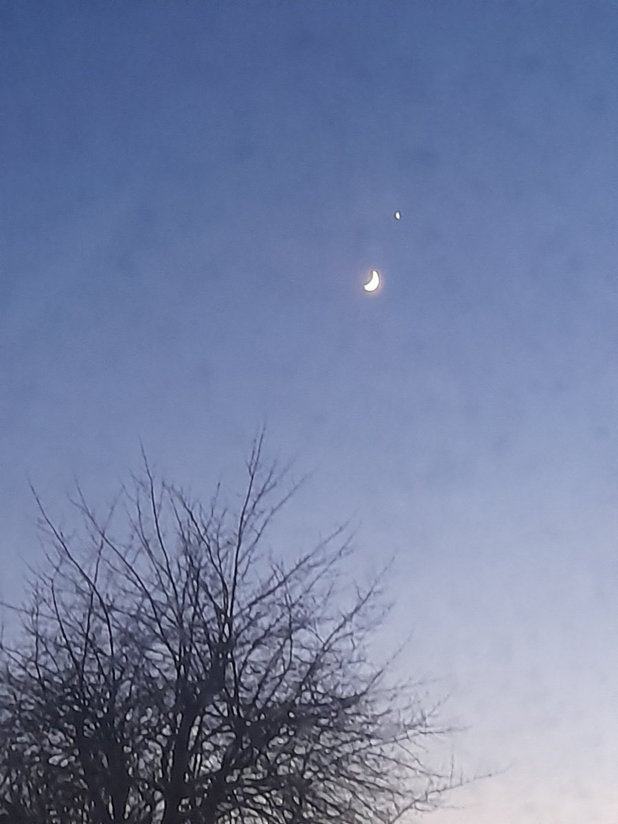 "Stargazers around the globe were treated to a stunning celestial scene on Friday as Venus appeared shining brightly above a crescent Moon."
bbc.co.uk/news/articles/… 

That rare sight of 3rd January 2025, is captured by my camera in the UK (attached). 

#Venus #crescentmoon