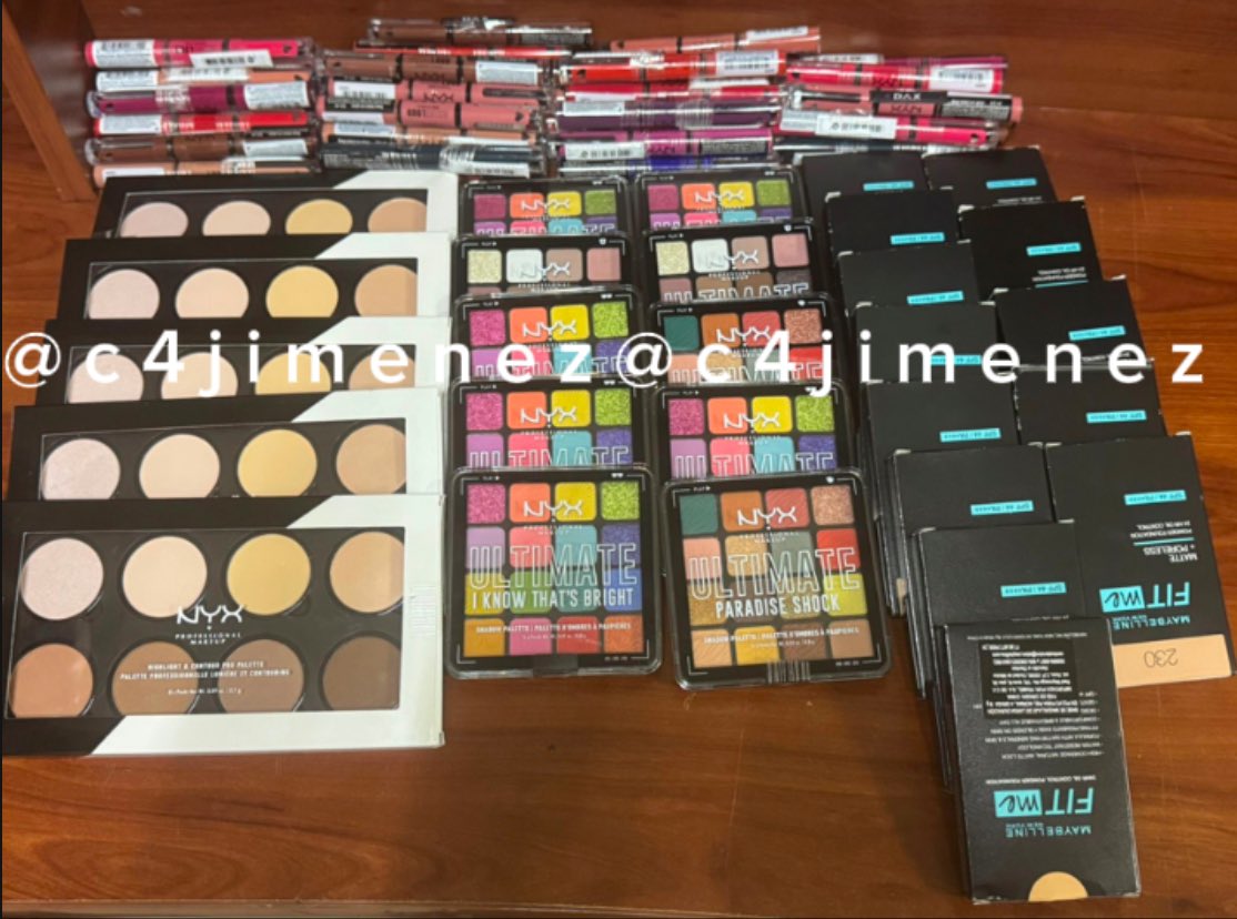 c4jimenez's tweet photo. LA DETIENEN con $23mil EN COSMÉTICOS ROBADOS
Luisa Fda Piedrahita
Entró como clienta a Dax de Santa Fe.
Salió sin pagar todo esto.
Son 81 productos.
Guardias la detuvieron.
Una amiga quiso zafarla a golpes.
Agentes de @SSC_CDMX Sector Yaqui la arrestaron.
Así acabó. https://t.co/oDG3FNDlZg