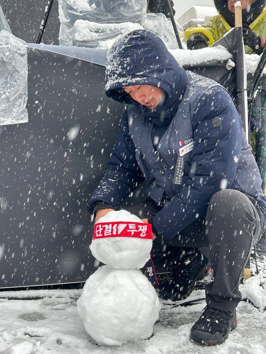 민주노총은 길이 막히면 길을 내요. 날이 추우면 몇년동안 쳐박아둔 은박담요를 꺼내죠. 그리고 눈이 오면 눈사람을 만듭니다. 주어진 조건에서 최선을 다하는 민주노총입니다.