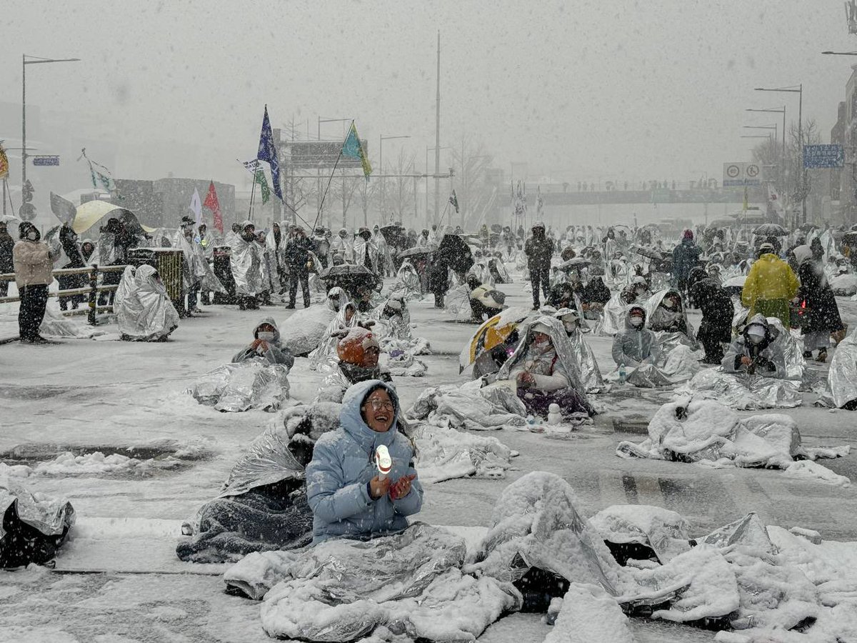 이 겨울에 이게 진짜 무슨 짓이야. 왜 시민들이 투모로우 재난영화 체험을 해야하냐고..... 그와중에 진보당 정혜경님 너무 해맑으심😭