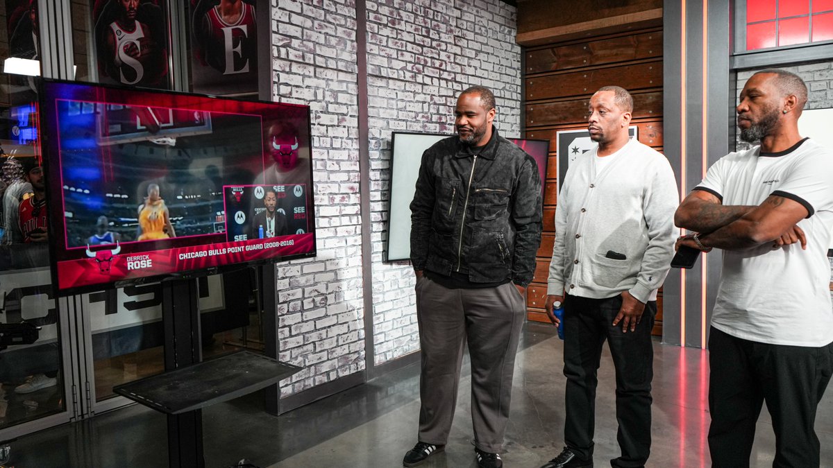 Chicago showing up Derrick Rose Night. 🌹❤️