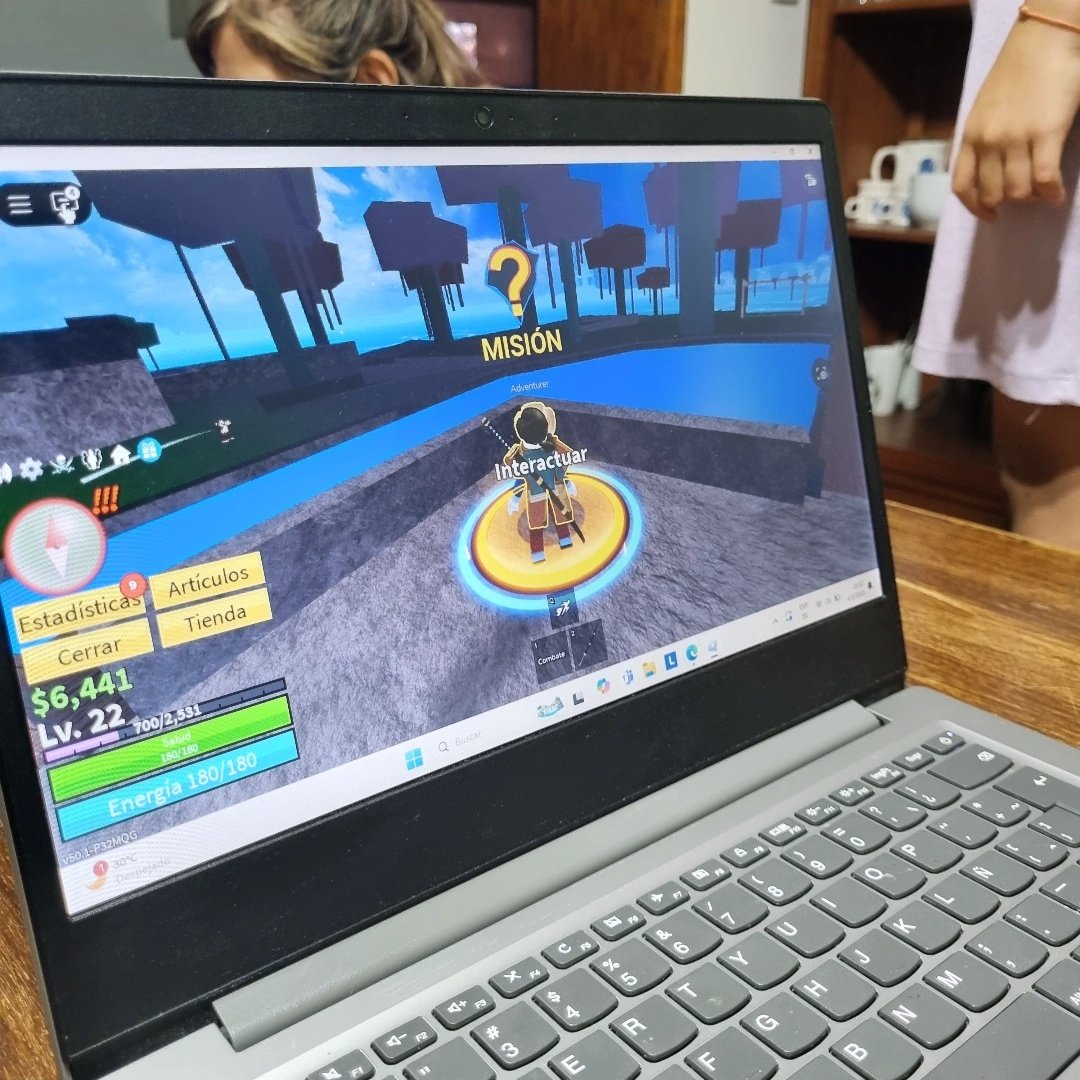 vicmnez's tweet photo. cuando todos en tu flia te bardean pero tu sobrino te dice que le gusta tu cuenta de roblox https://t.co/xBcJJhxrQN