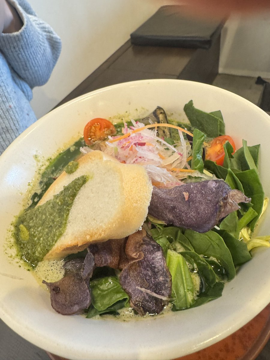 3GHaf8YGn6xrUIZ's tweet photo. 昨日ずっと気になってたチリエージョ行ってきた🙄
東京でイタリアンシェフしてた人が店主してて、出て来るラーメン?蕎麦?が芸術的✨
そして味も美味い🥺
女性店員の接客も丁寧で素晴らしい👍
バジルキノコクリームとniboそばを食べたけどどっちもうますぎだった🫶
#ciliegio https://t.co/cQGMyhfEqk
