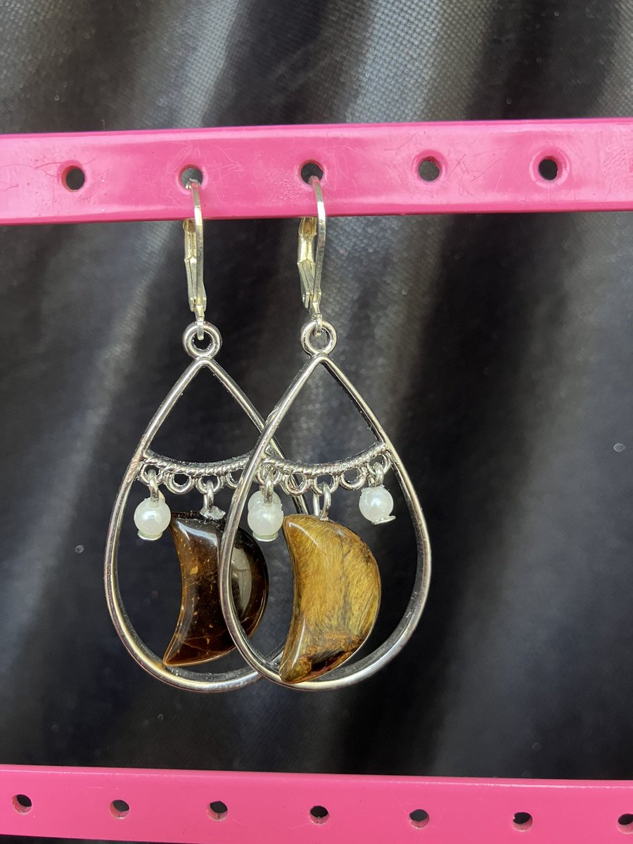 voxespopuli's tweet image. Running a 20% off sale for the next week! Tons of cute new jewelry available on my shop now, with even more fun goodies on the way! 

genderrogueart.etsy.com

#Jewelry #NativeOwned #Art #ShopSmall